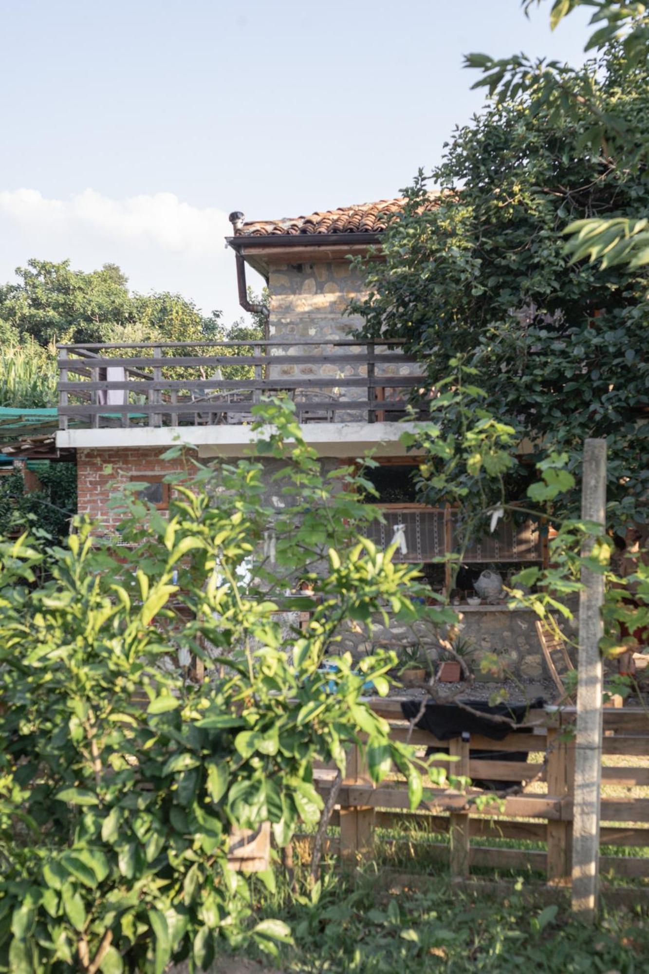 The House In The Village Pellumbas Luaran gambar